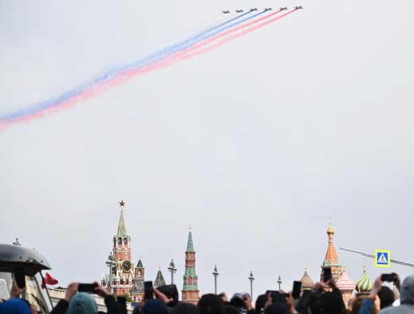 Штурмовики Су-25 на воздушной части военного парада на Красной площади - Sputnik Азербайджан