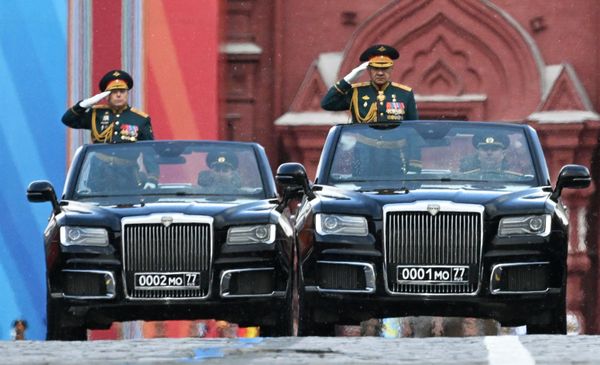 Исполняющий обязанности министра обороны РФ Сергей Шойгу и главнокомандующий сухопутными войсками РФ Олег Салюков на военном параде на Красной площади - Sputnik Азербайджан