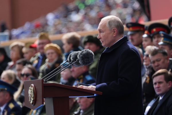 Президент РФ Владимир Путин выступает на параде в Москве - Sputnik Азербайджан