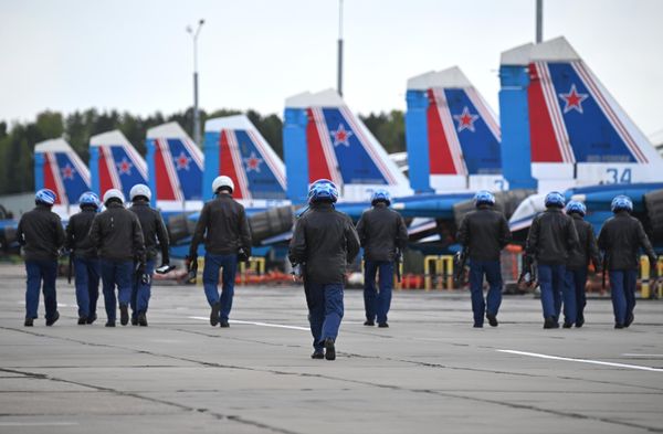 Истребители Су-30СМ пилотажной группы Русские витязи перед началом воздушной части парада в честь 79-летия Победы в Великой Отечественной войне - Sputnik Азербайджан