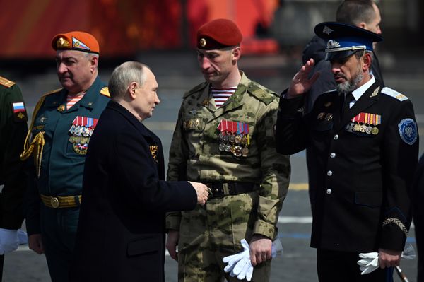 Президент РФ Владимир Путин общается с военнослужащими - участниками СВО после парада в Москве, посвященного 79-й годовщине Победы в Великой Отечественной войне. - Sputnik Азербайджан