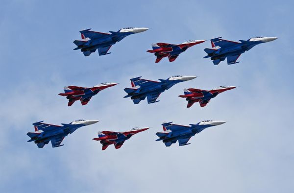 Строй кубинский бриллиант из истребителей МиГ-29 и Су-30СМ пилотажных групп Русские витязи и Стрижи на военном параде на Красной площади - Sputnik Азербайджан