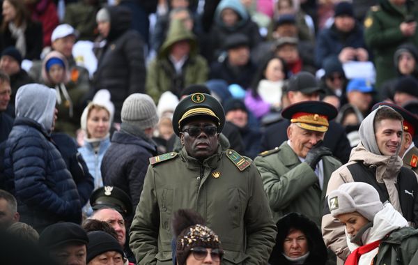 Гости на трибунах перед началом военного парада на Красной площади - Sputnik Азербайджан