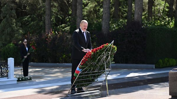 Prezident İlham Əliyev və birinci xanım Mehriban Əliyeva Ulu Öndər Heydər Əliyevin Fəxri xiyabanda məzarını ziyarət ediblər
 - Sputnik Азербайджан