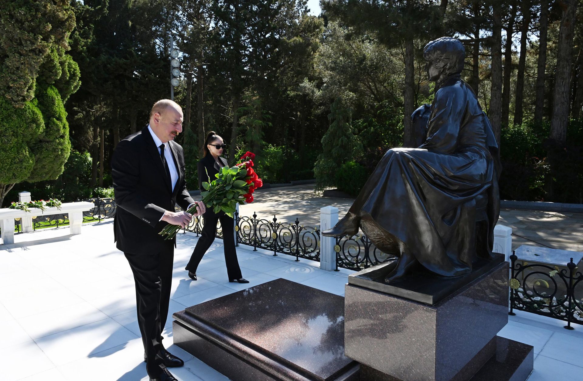 Prezident İlham Əliyev və birinci xanım Mehriban Əliyeva Ulu Öndər Heydər Əliyevin Fəxri xiyabanda məzarını ziyarət ediblər
 - Sputnik Азербайджан, 1920, 10.05.2024