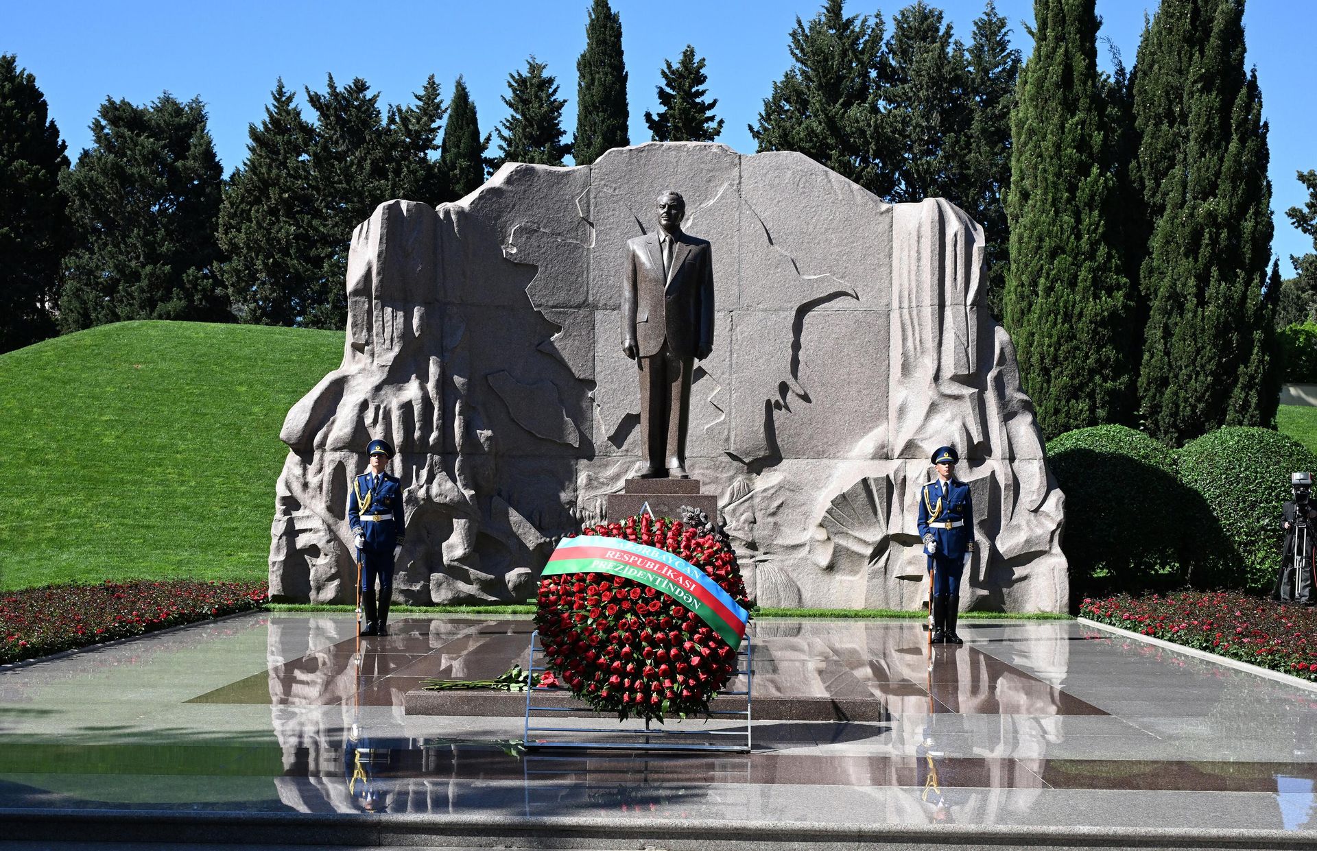 Prezident İlham Əliyev və birinci xanım Mehriban Əliyeva Ulu Öndər Heydər Əliyevin Fəxri xiyabanda məzarını ziyarət ediblər
 - Sputnik Азербайджан, 1920, 10.05.2024