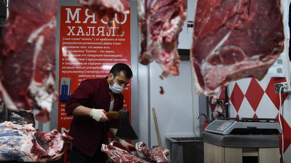 Продавец мяса на Центральном рынке Новосибирска - Sputnik Азербайджан