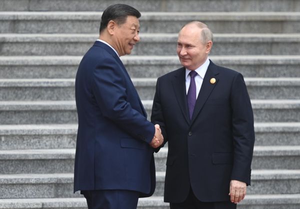 Президент России Владимир Путин и председатель КНР Си Цзиньпин во время церемонии официальной встречи у Дома народных собраний на площади Тяньаньмэнь в Пекине.  - Sputnik Азербайджан