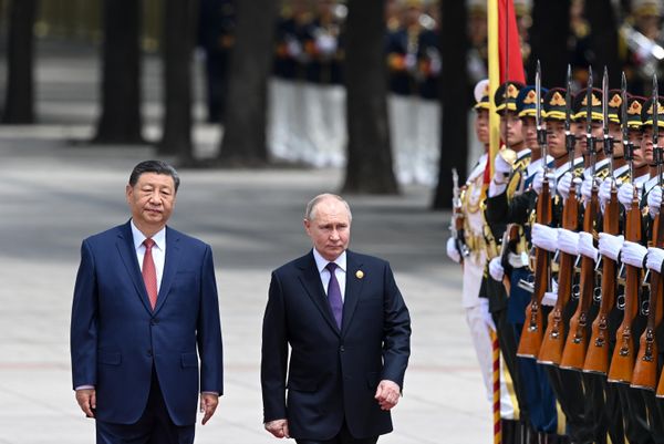 Президент России Владимир Путин и председатель КНР Си Цзиньпин во время церемонии официальной встречи у Дома народных собраний на площади Тяньаньмэнь в Пекине.  - Sputnik Азербайджан