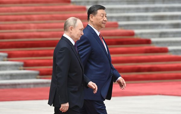 Президент России Владимир Путин и председатель КНР Си Цзиньпин во время церемонии официальной встречи у Дома народных собраний на площади Тяньаньмэнь в Пекине.  - Sputnik Азербайджан