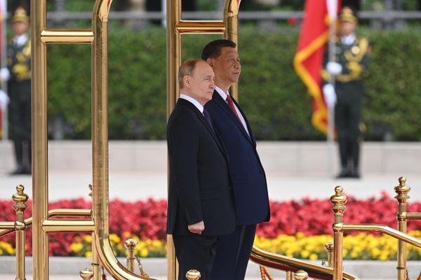 Президент России Владимир Путин и председатель КНР Си Цзиньпин во время церемонии официальной встречи у Дома народных собраний на площади Тяньаньмэнь в Пекине.  - Sputnik Азербайджан