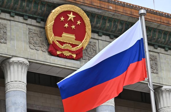 Российский флаг перед церемонией официальной встречи президента России Владимира Путина и председателя КНР Си Цзиньпина у Дома народных собраний на площади Тяньаньмэнь в Пекине.  - Sputnik Азербайджан