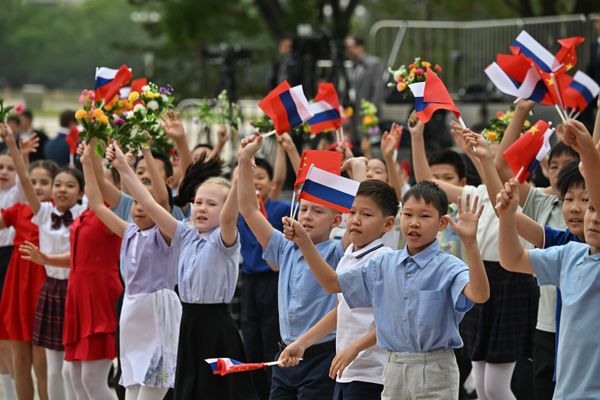 Дети с флагами Росиии и Китая перед церемонией официальной встречи президента России Владимира Путина и председателя КНР Си Цзиньпина у Дома народных собраний на площади Тяньаньмэнь в Пекине.  - Sputnik Азербайджан