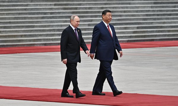 Президент России Владимир Путин и председатель КНР Си Цзиньпин во время церемонии официальной встречи у Дома народных собраний на площади Тяньаньмэнь в Пекине.  - Sputnik Азербайджан