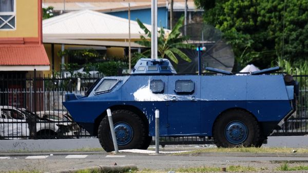Бронеавтомобиль французской жандармерии Berliet VXB-170  на въезде в район Валле-дю-Тир в Нумеа - Sputnik Азербайджан