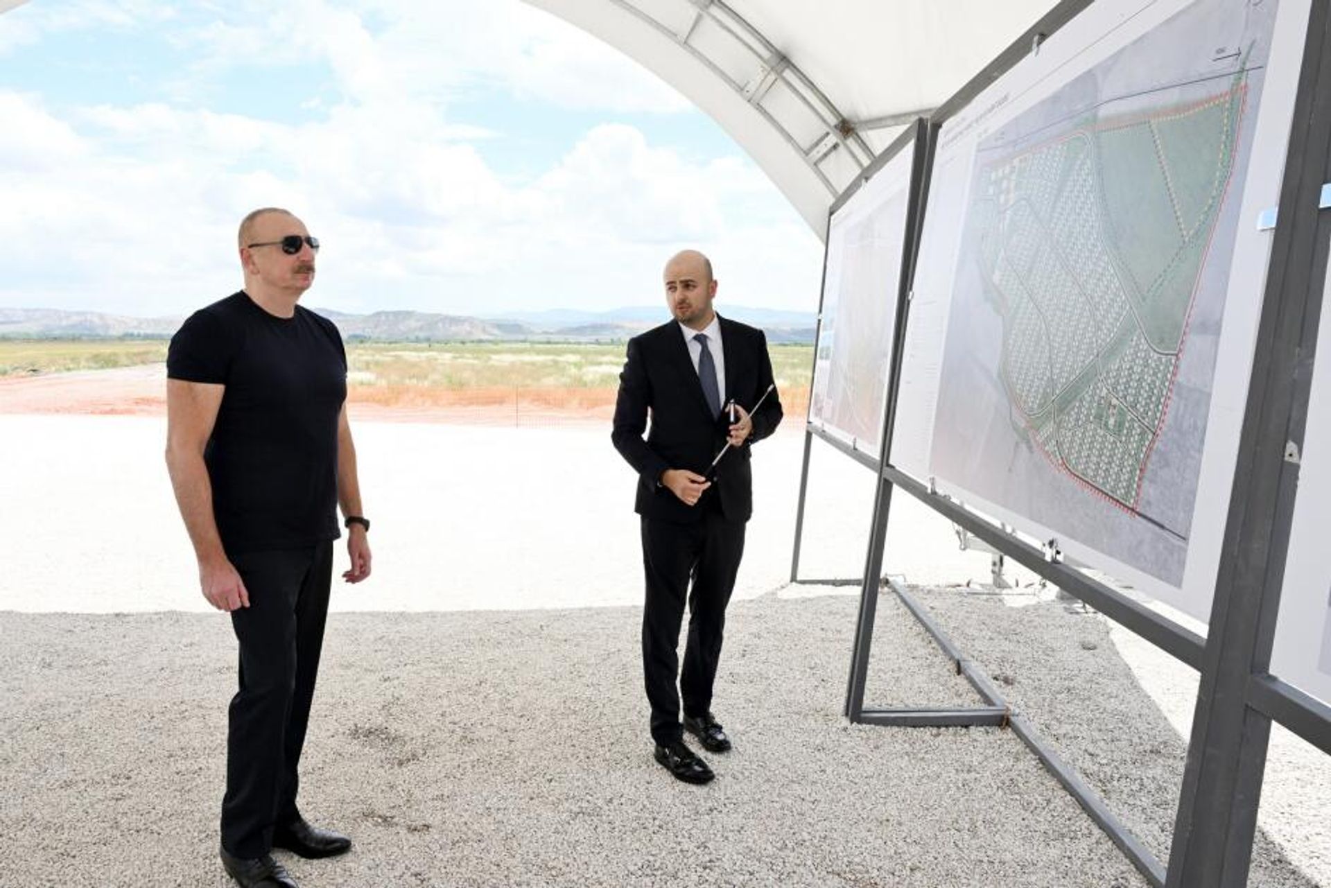 Prezident İlham Əliyev Cəbrayıl rayonunun Böyük Mərcanlı, Karxulu və Sarıcallı kəndlərinin təməllərini qoyub - Sputnik Азербайджан, 1920, 18.05.2024