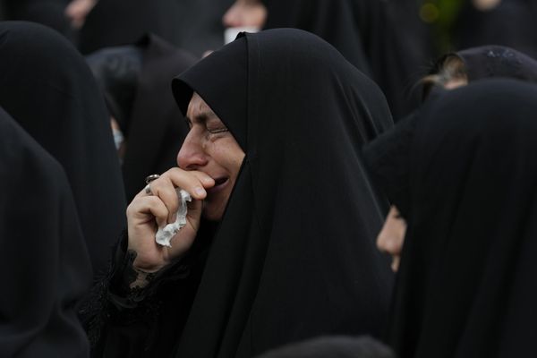 Церемония прощания с Эбрахимом Раиси и другими погибшими в авиакатастрофе в Иране. - Sputnik Азербайджан
