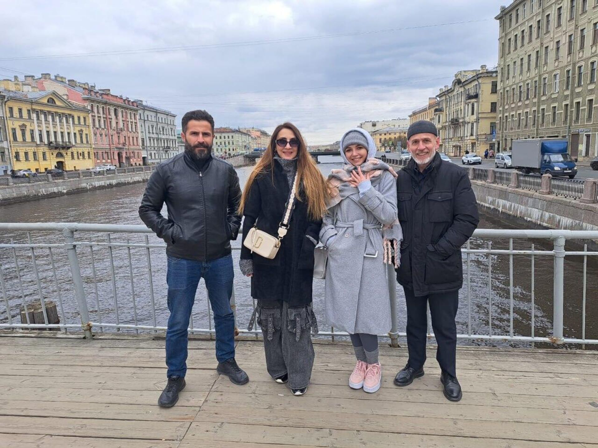 Заслуженная артистка Азербайджана Хусния Мурватова снялась в сериале российского режиссера Сергея Чекалова - Sputnik Азербайджан, 1920, 22.05.2024