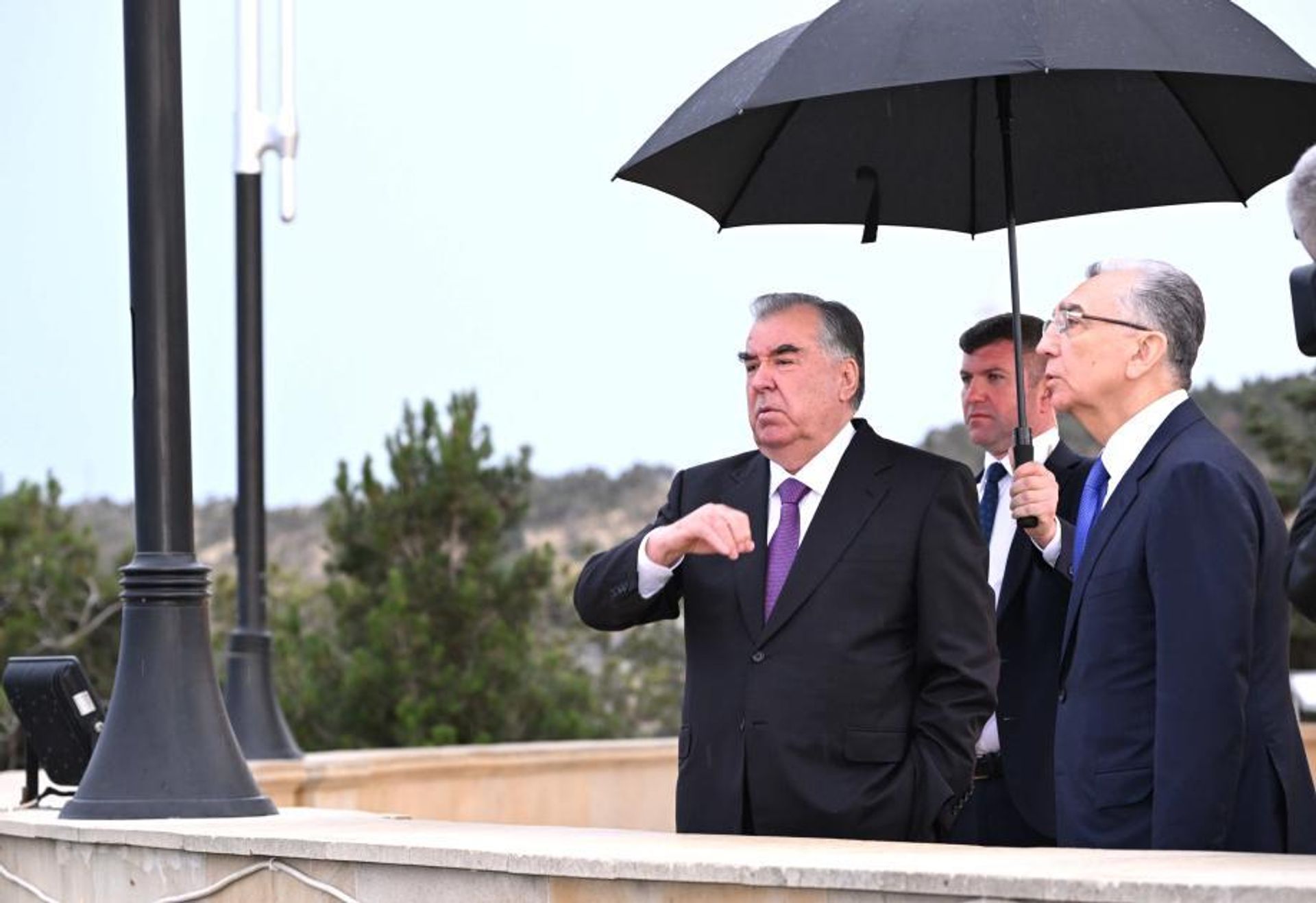 Prezident Emoməli Rəhmon Şəhidlər xiyabanını ziyarət edib - Sputnik Азербайджан, 1920, 23.05.2024