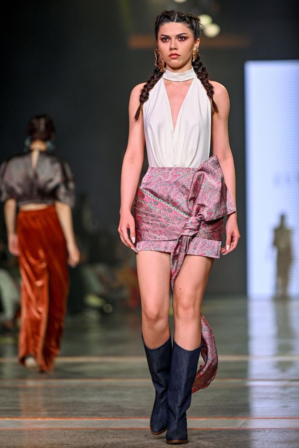 Модель во время показа коллекций на Baku Fashion Week. - Sputnik Азербайджан