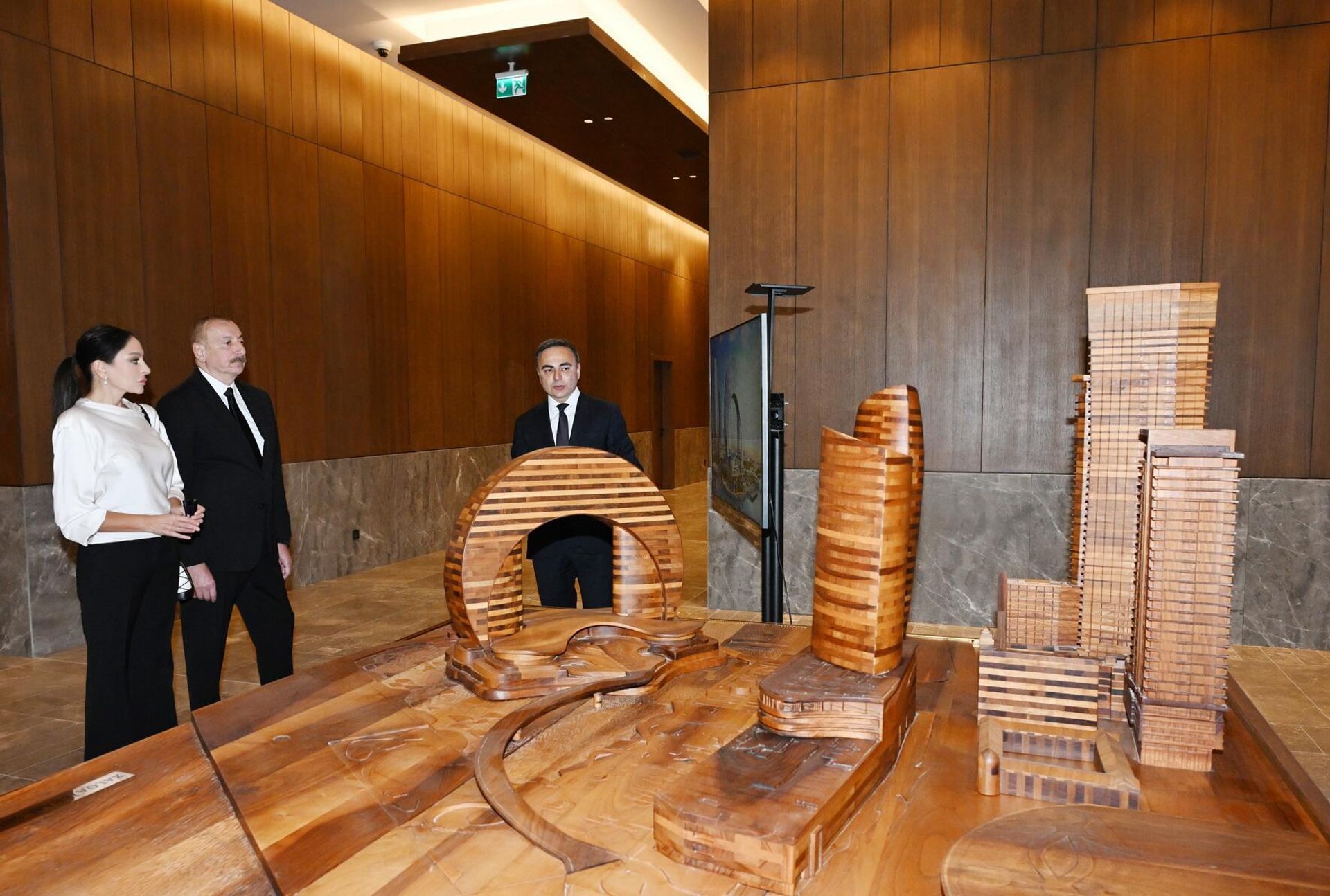 Prezident İlham Əliyev və birinci xanım Mehriban Əliyeva Bakıda “Crescent Bay” layihəsinin təqdimatı və “Crescent Mall” ticarət mərkəzinin açılışında iştirak ediblər - Sputnik Азербайджан, 1920, 27.05.2024