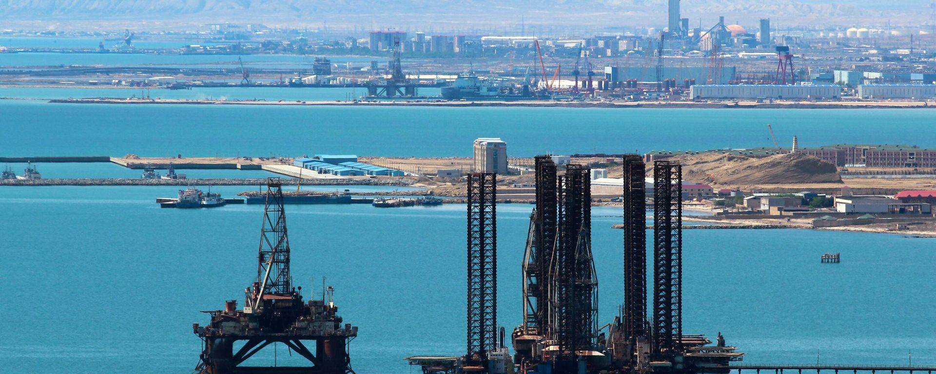 Нефтедобывающая платформа - Sputnik Азербайджан, 1920, 19.11.2024