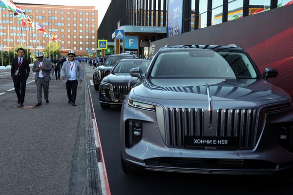 Стенд китайского бренда автомобилей Hongqi на ПМЭФ-2024 - Sputnik Азербайджан