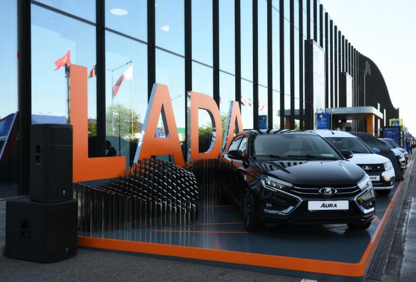 Стенд компании Lada на  ПМЭФ-2024. - Sputnik Азербайджан