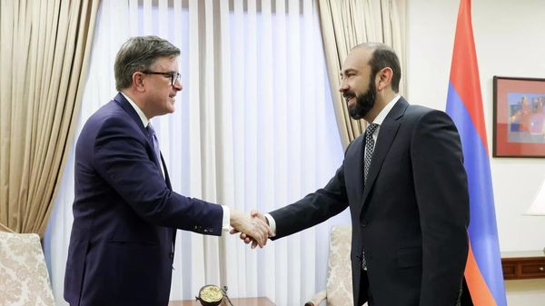 Министр иностранных дел Армении Арарат Мирзоян провел встречу с заместителем государственного секретаря США по делам Европы и Евразии Джеймсом О'Брайеном в Ереване - Sputnik Азербайджан