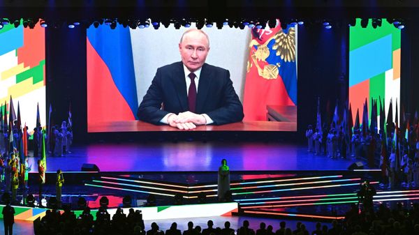 Видеоприветствие президента РФ Владимира Путина участникам и гостям соревнований на церемонии открытия игр БРИКС в Казани - Sputnik Азербайджан