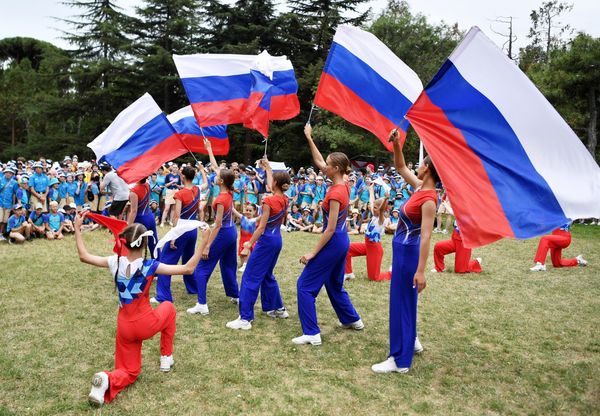 Празднование Дня России  на территории Международного детского центра Артек в Крыму - Sputnik Азербайджан