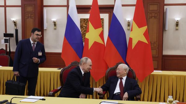 Президент РФ Владимир Путин и генеральный секретарь Центрального комитета Коммунистической партии Вьетнама Нгуен Фу Чонг (справа) во время встречи в Центральном комитете Коммунистической партии Вьетнама в Ханое - Sputnik Азербайджан
