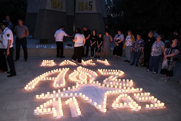 В память о начале Великой Отечественной войны в Баку прошла международная акция "Свеча памяти". - Sputnik Азербайджан