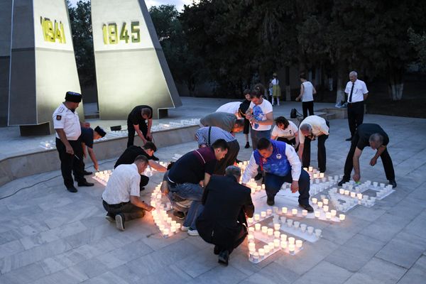В память о начале Великой Отечественной войны в Баку прошла международная акция "Свеча памяти". - Sputnik Азербайджан