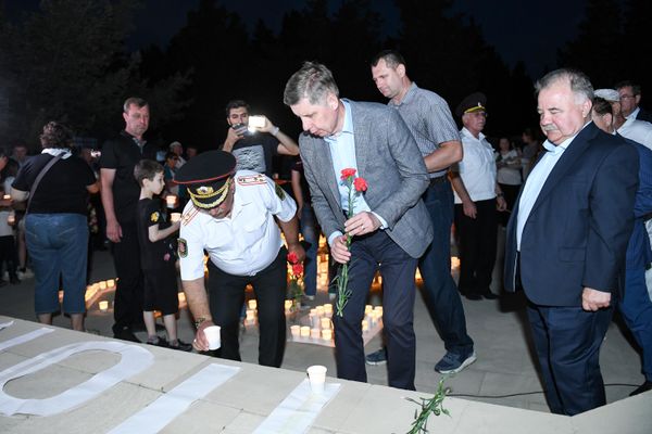 В память о начале Великой Отечественной войны в Баку прошла международная акция "Свеча памяти". - Sputnik Азербайджан
