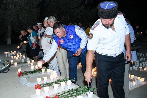 В память о начале Великой Отечественной войны в Баку прошла международная акция "Свеча памяти". - Sputnik Азербайджан