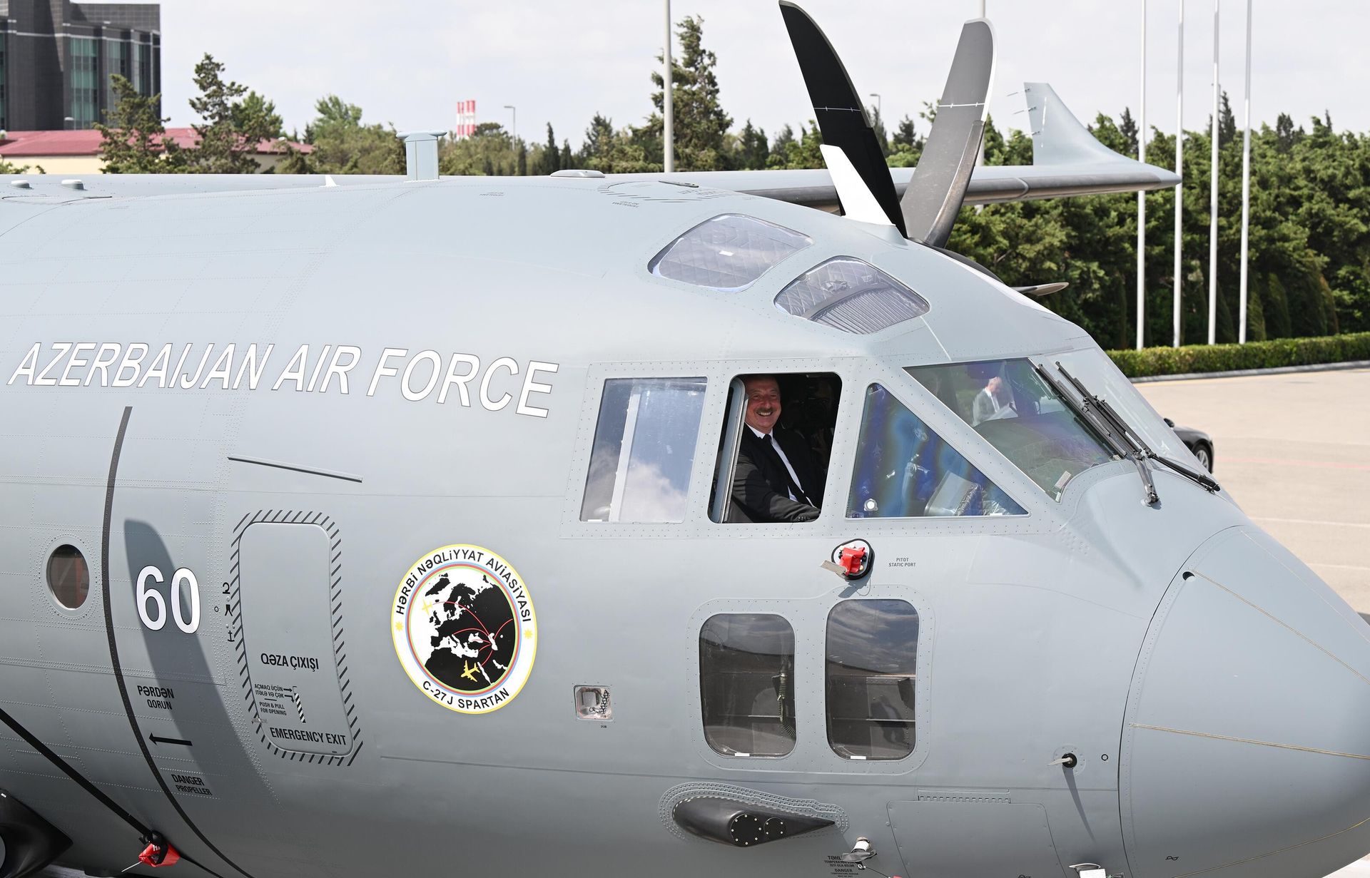 İlham Əliyevə İtaliyanın “Leonardo” şirkətinin istehsalı olan “C-27J Spartan” tipli hərbi nəqliyyat təyyarəsi təqdim olunub - Sputnik Азербайджан, 1920, 26.06.2024
