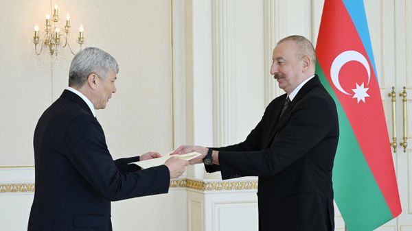 Президент Ильхам Алиев принял верительные грамоты новоназначенного посла Кыргызской Республики в Азербайджане - Sputnik Азербайджан