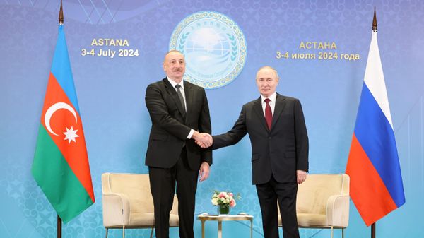 Президент РФ Владимир Путин и президент Азербайджана Ильхам Алиев (слева) во время встречи на полях саммита Шанхайской организации сотрудничества (ШОС) - Sputnik Азербайджан