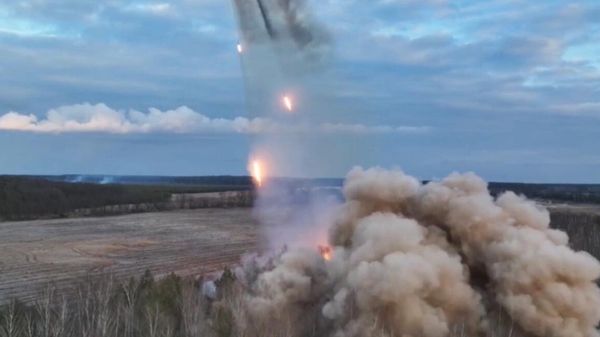 Боевая работа расчетов реактивных систем Ураган в зоне спецоперации - Sputnik Азербайджан