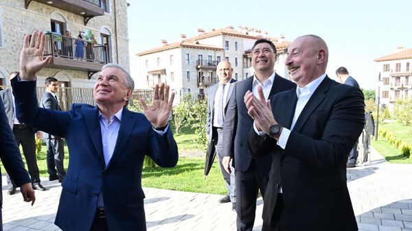 Президент Азербайджанской Республики Ильхам Алиев, находящиеся с визитом в нашей стране Президент Республики Узбекистан Шавкат Мирзиёев и Президент Кыргызской Республики Садыр Жапаров совершили прогулку Шуше - Sputnik Азербайджан
