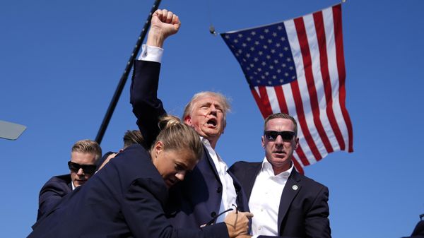 Сотрудники Секретной службы уводят Дональда Трампа со сцены на митинге в Пенсильвании после звуков стрельбы. На лице кандидата в президенты видна кровь - Sputnik Азербайджан