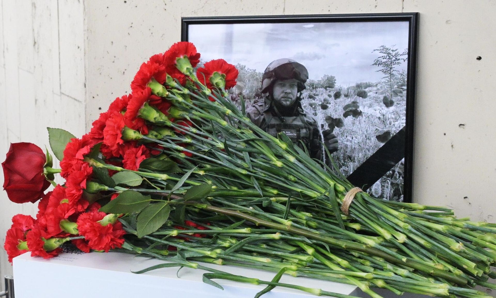 Торжественная церемония открытия мемориальной доски военкору Ростиславу Журавлеву на здании Международной медиагруппы Россия сегодня на Зубовском бульваре в Москв - Sputnik Азербайджан, 1920, 15.07.2024