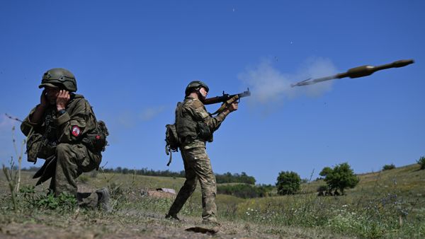 Военнослужащие штурмовых подразделений ЦВО ВС РФ отрабатывают боевое слаживание на полигоне в тыловом районе СВО на Авдеевском направлении, Россия - Sputnik Азербайджан
