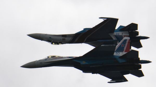 Истребители Су-30СМ пилотажной группы Русские витязи  - Sputnik Азербайджан