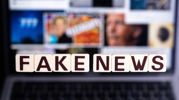 Надпись fake news - Sputnik Азербайджан
