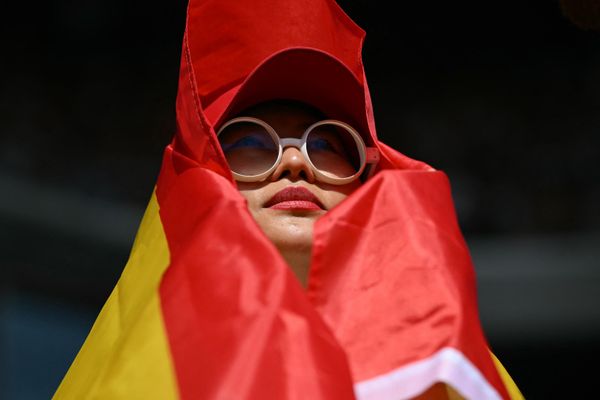Девушка наблюдает за испанцем Карлосом Алькарасом во время теннисного матча на стадионе "Ролан Гаррос" во время Олимпийских игр 2024 года в Париже, Франция. - Sputnik Азербайджан