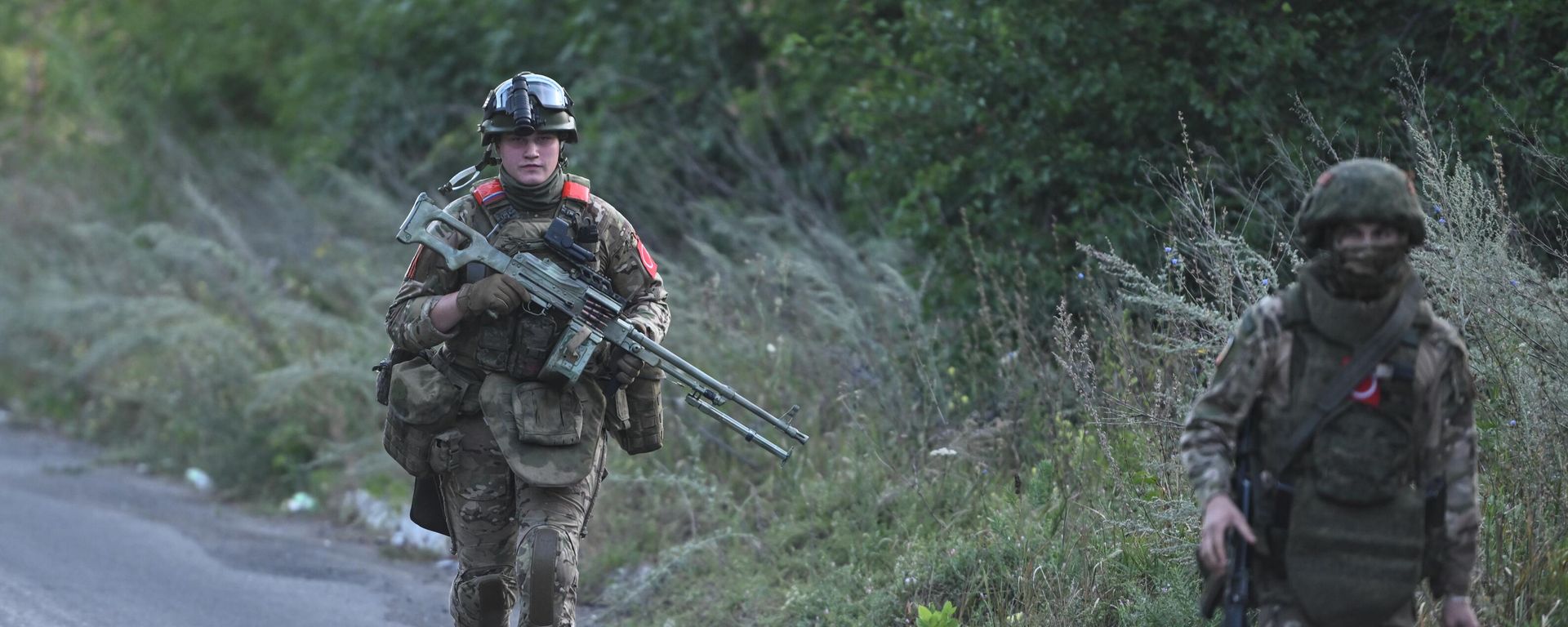 Военнослужащие в боевом охранении тяжелой огнеметной системы ТОС -2 Тосочка - Sputnik Азербайджан, 1920, 20.03.2025