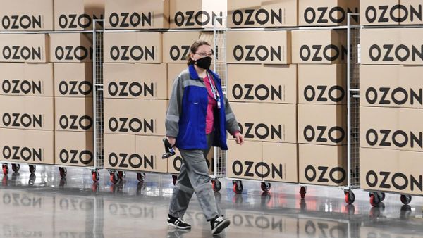 Сотрудница на складе логистического центра Ozon - Sputnik Азербайджан