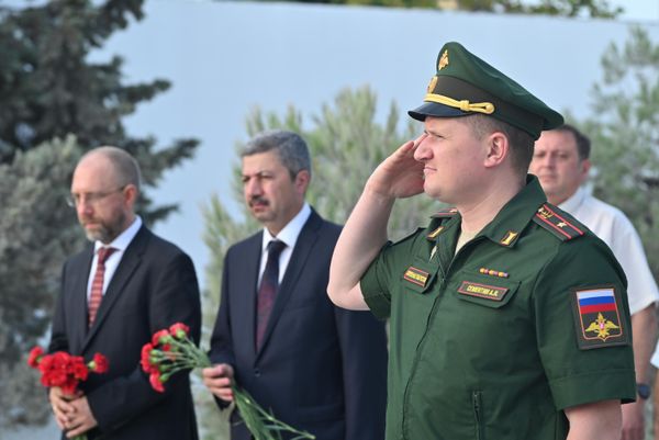 Церемония возложения цветов к памятнику военным морякам парахода "Куба". - Sputnik Азербайджан